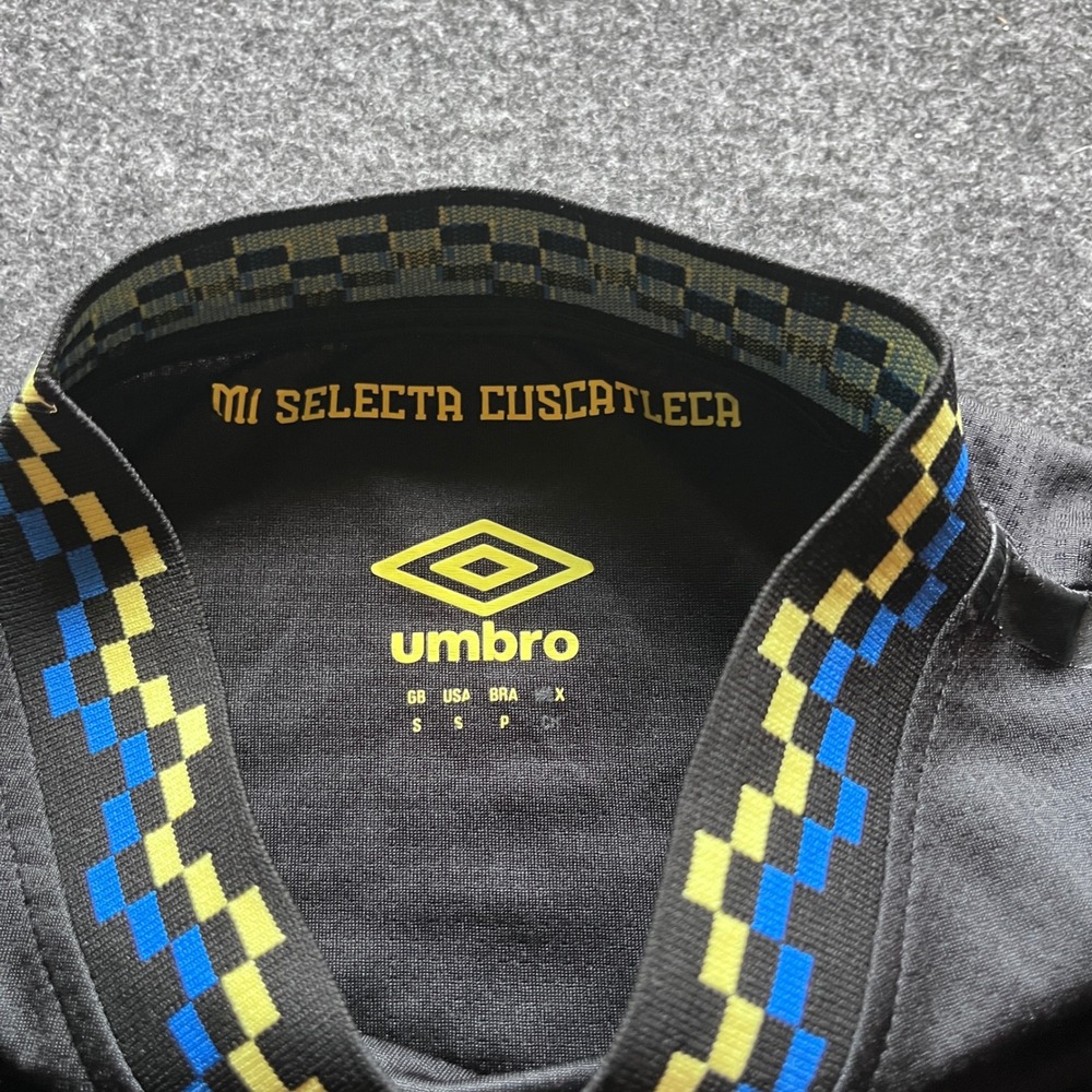 Umbro El Salvador Soccer Jersey Mens Small Black Excellent FESFUT Training Top - Picture 3 of 9